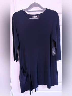 NWT Sympli size 6 Navy Scoop-Neck Tunic with Side Pockets. Stretchy/flowy
